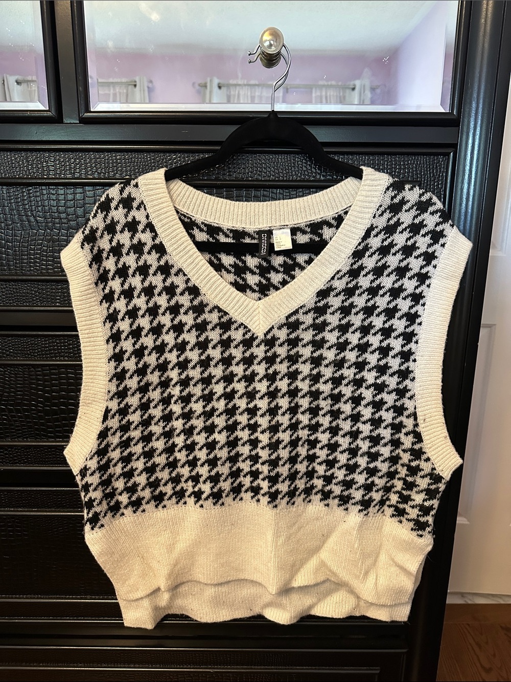 H&M- V-Neck Houndstooth Knit Sweater Vest - Black & White